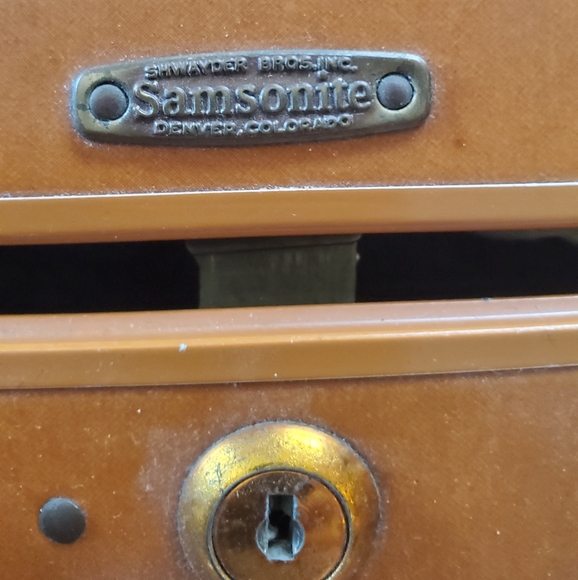 Vintage Samsonite luggage with travel stickers! - Picture 8 of 8
